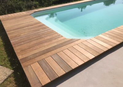 Réalisation d’une terrasse en caillebotis autour d’une piscine à Sainte-Euphémie 01600