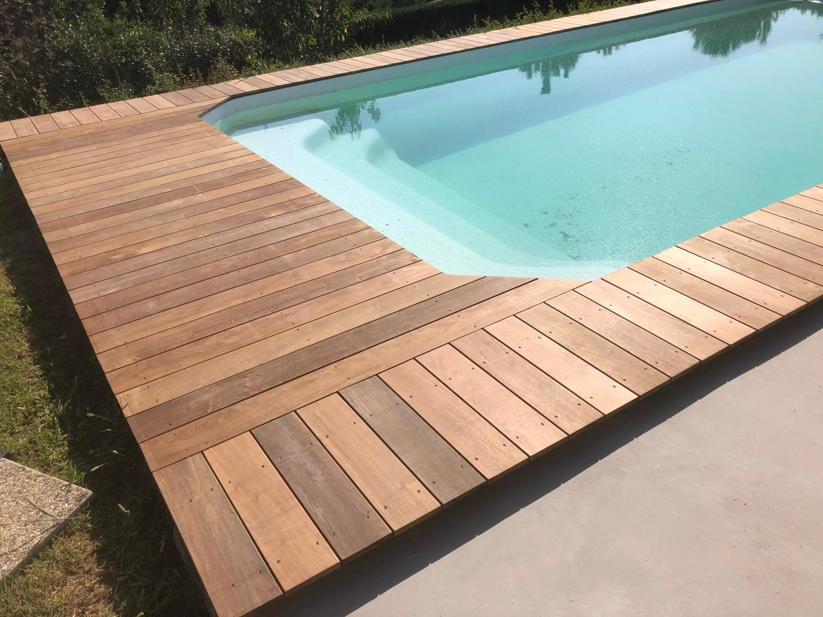 Terrasse autour d'une piscine Saint Euphémie
