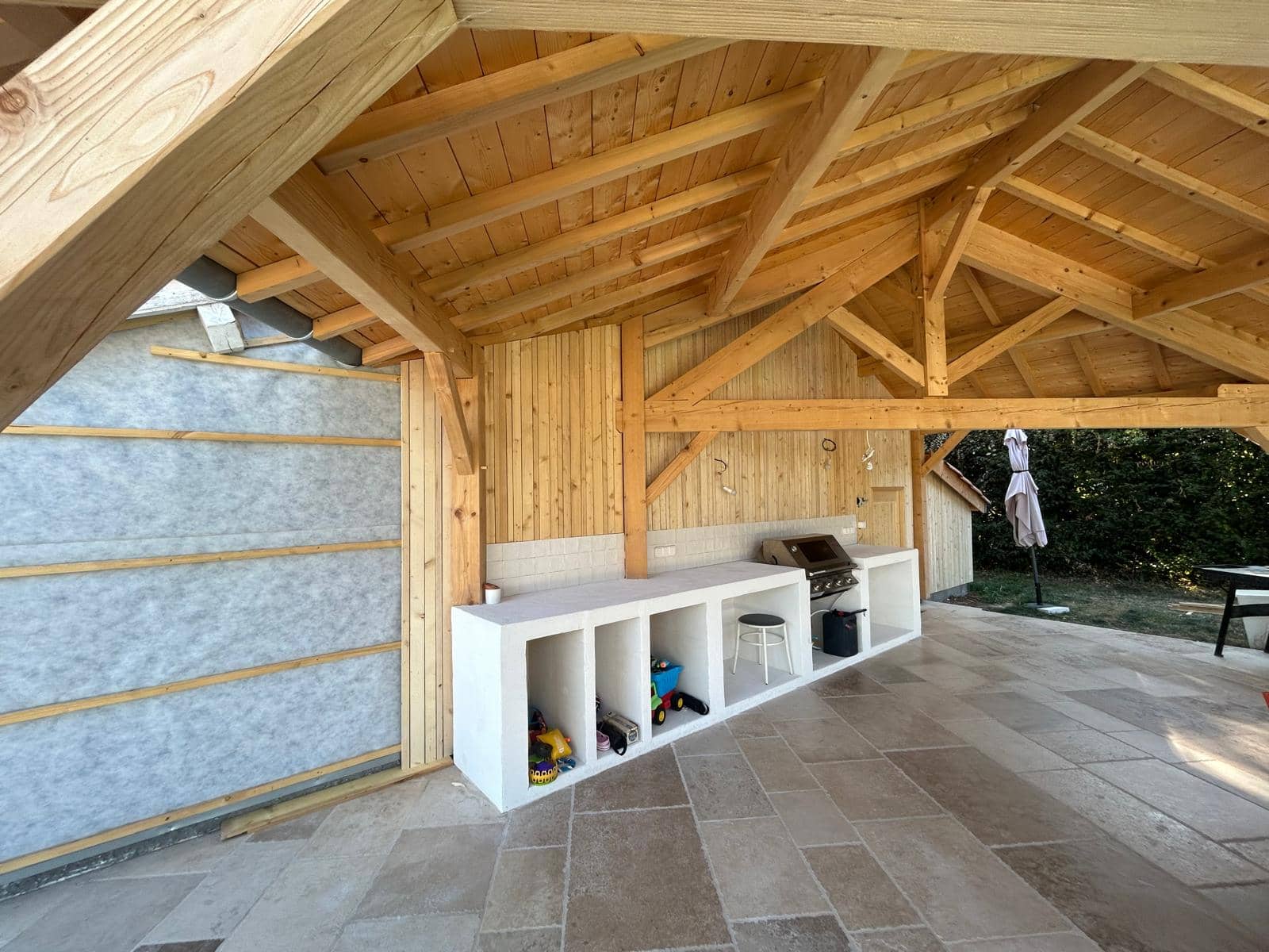 vue de la structure en bois du auvent et de la cuisine d'été