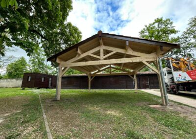 Auvents sur mesure fabriqués dans nos ateliers – Charpente traditionnelle en sapin épicéa