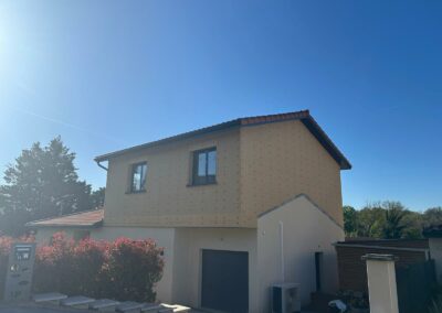 vue extérieure de la maison et de son extension avant crépis