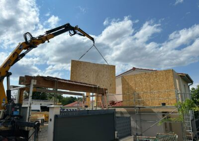 Élévation de panneau mural osb au-dessus de la clôture