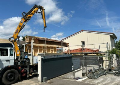 Livraison et déchargement du mur préfabriqué par camion-grue sur le chantier à genay