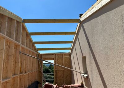 Montage du plancher avec un vide central visible