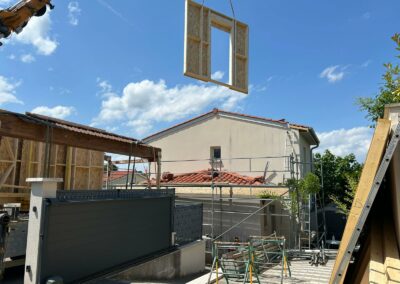 Pose d’un panneau mural avec ouverture (fenêtre) à l’aide de la grue