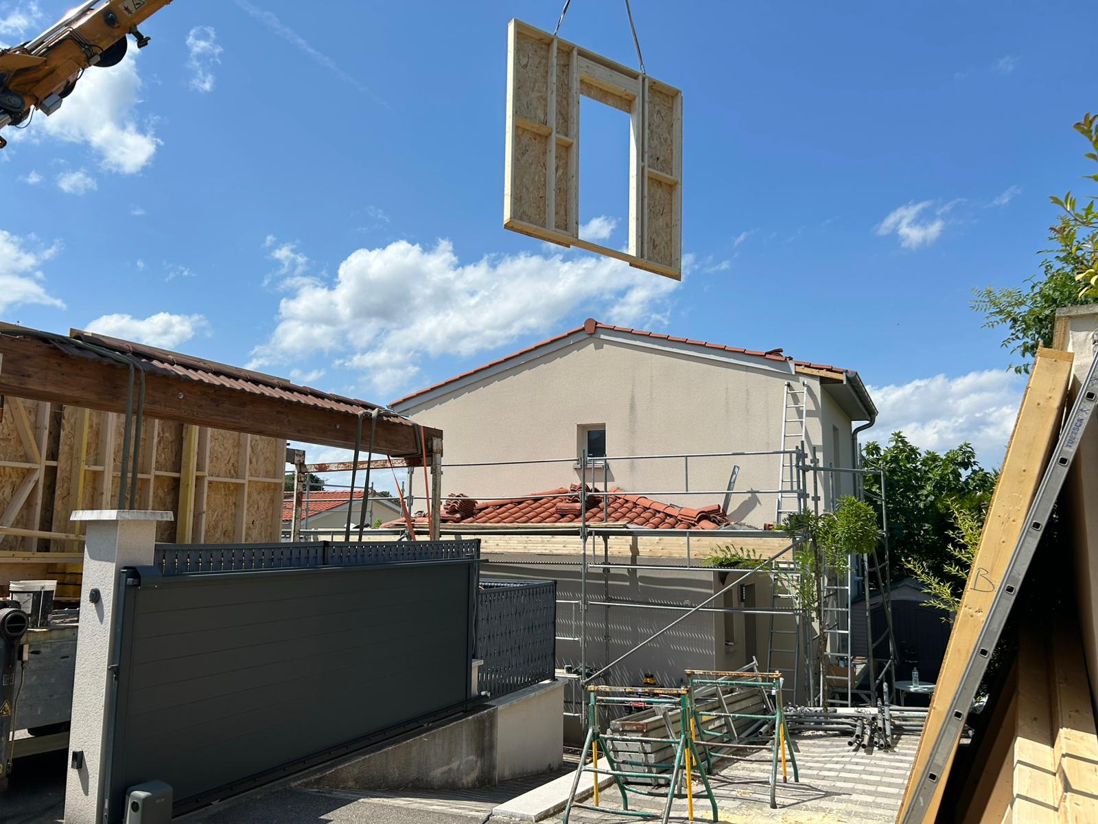 Pose d’un panneau mural avec ouverture (fenêtre) à l’aide de la grue