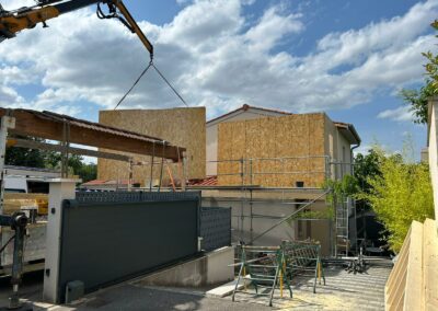 Positionnement du deuxième panneau mural sur la structure