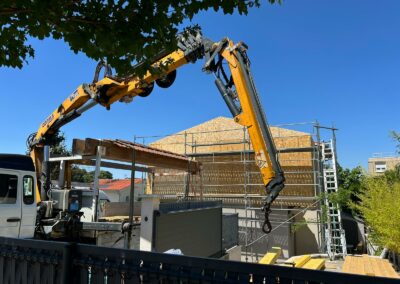 Vue arrière de la maison montrant la façade de la surélévation en cours