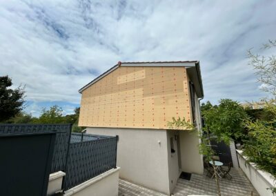 Vue finale extérieure de la surélévation avec l’isolant extérieur posé