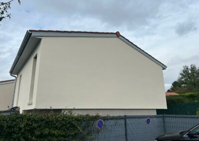 Vue globale finale depuis la rue, intégration réussie de la surélévation