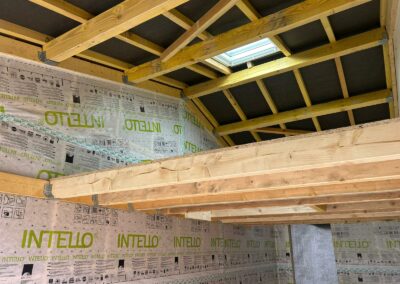 Vue intérieure du plancher et de la charpente avec pare-vapeur intello
