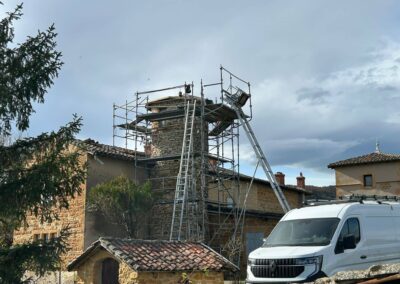Echaffaudages autour de la tour ronde
