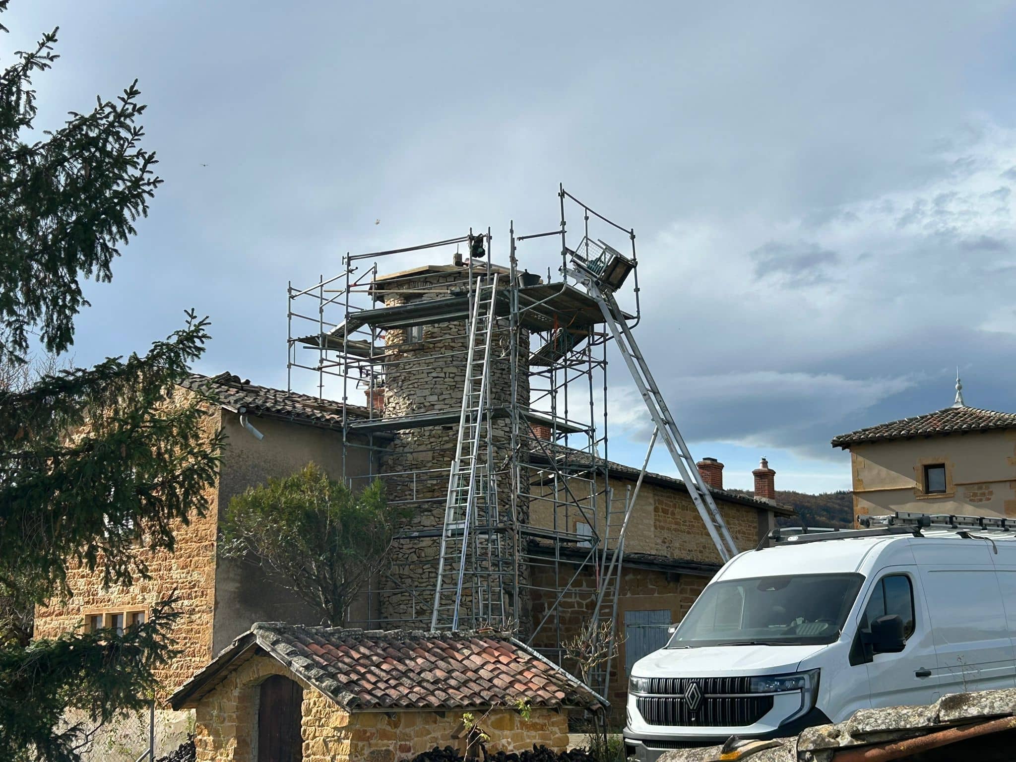 Echaffaudages autour de la tour ronde
