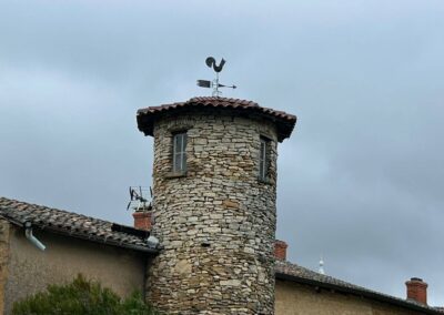 Tour ronde avec ses nouvelles tuiles son coq girouette